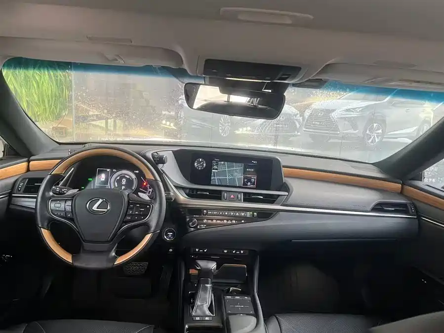 Lexus ES