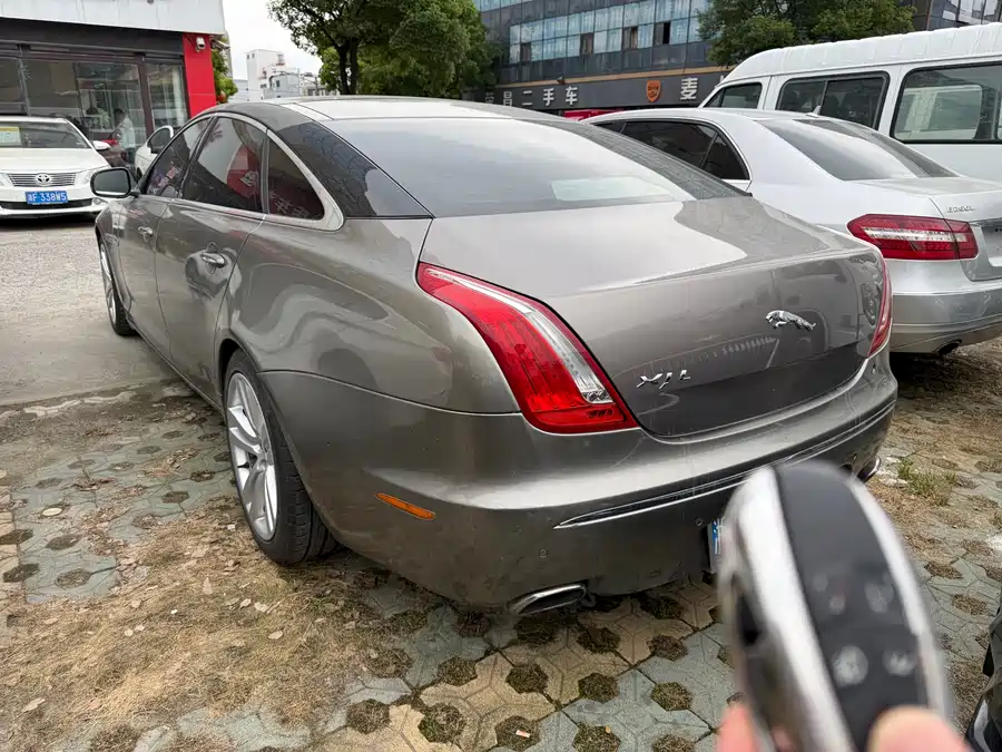 Jaguar XJ