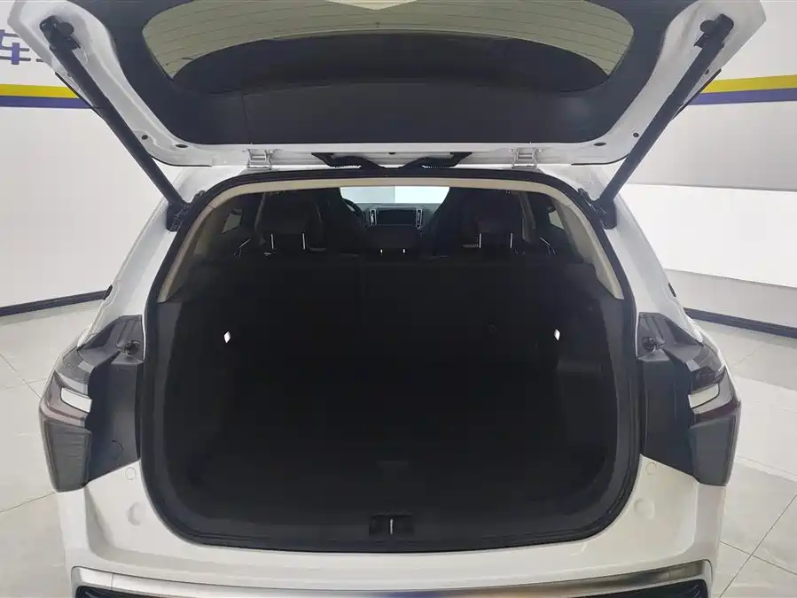 Hongqi HS3