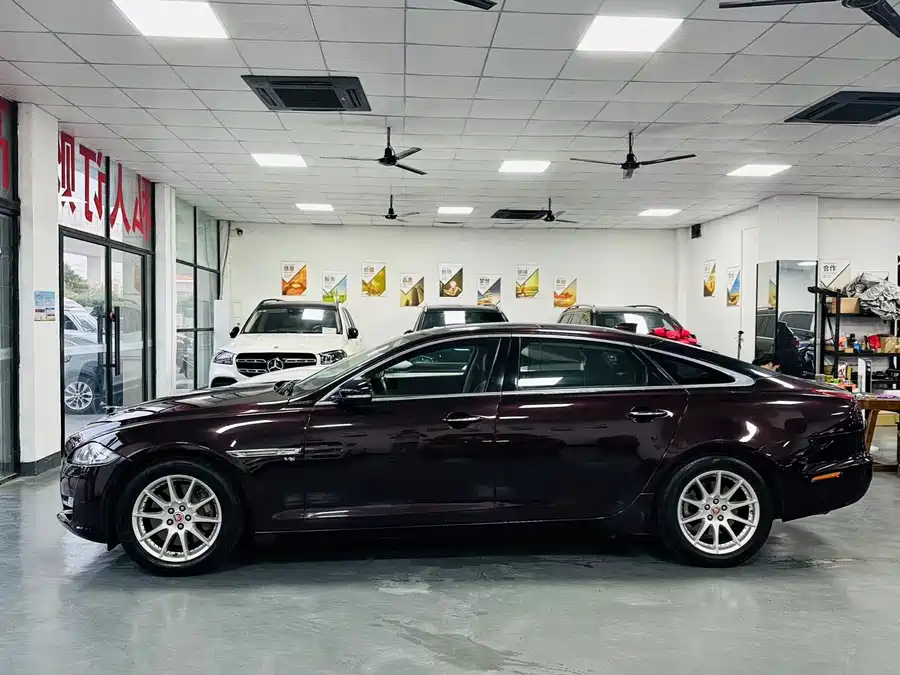Jaguar XJ
