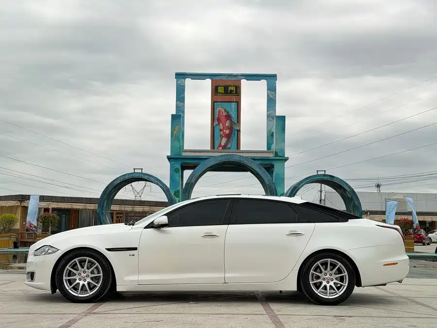 Jaguar XJ