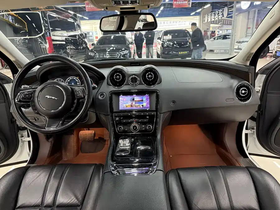 Jaguar XJ
