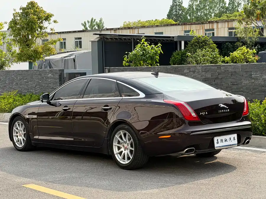 Jaguar XJ
