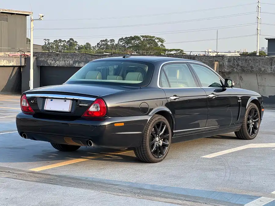 Jaguar XJ