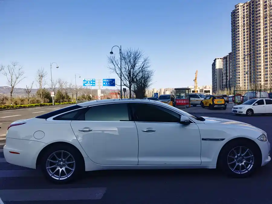 Jaguar XJ