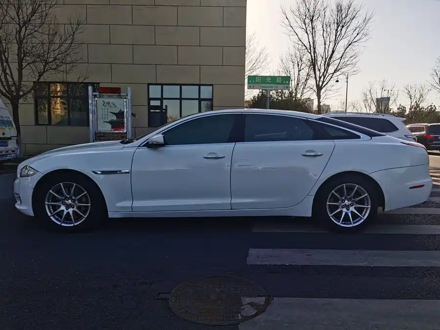 Jaguar XJ