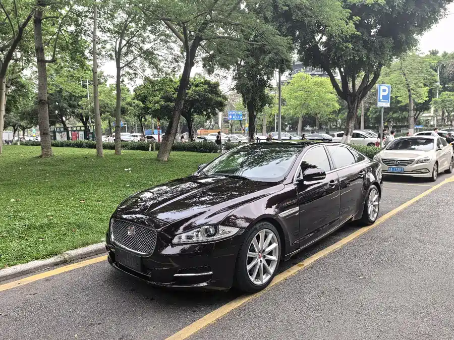Jaguar XJ