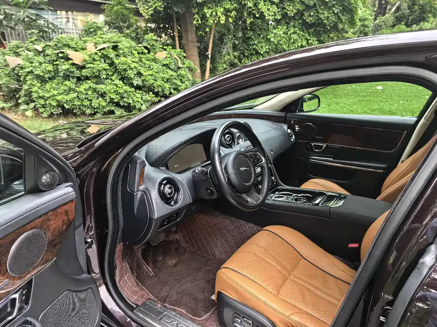 Jaguar XJ