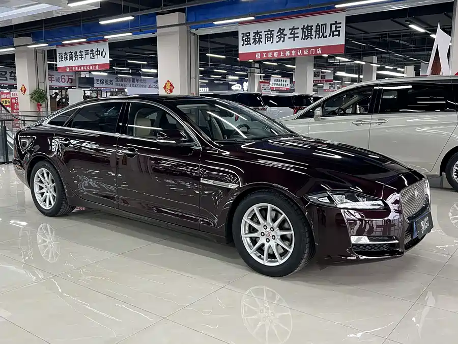 Jaguar XJ