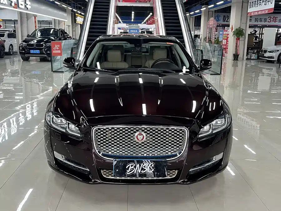 Jaguar XJ