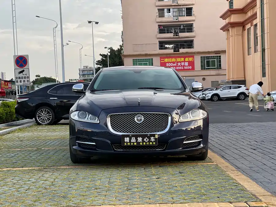 Jaguar XJ