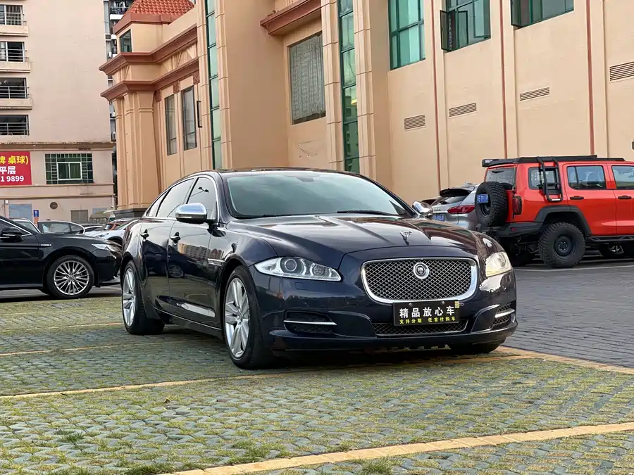 Jaguar XJ