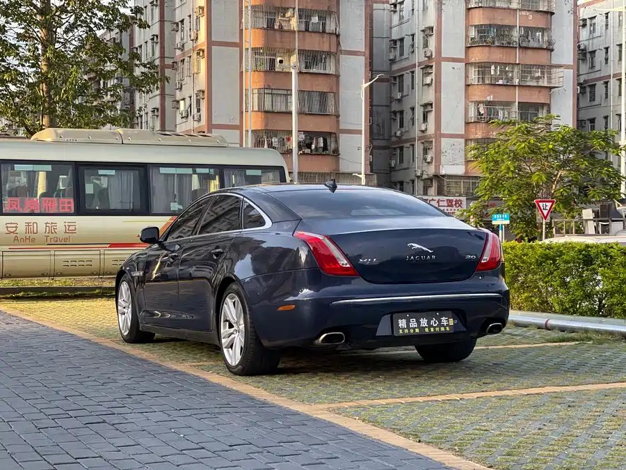 Jaguar XJ