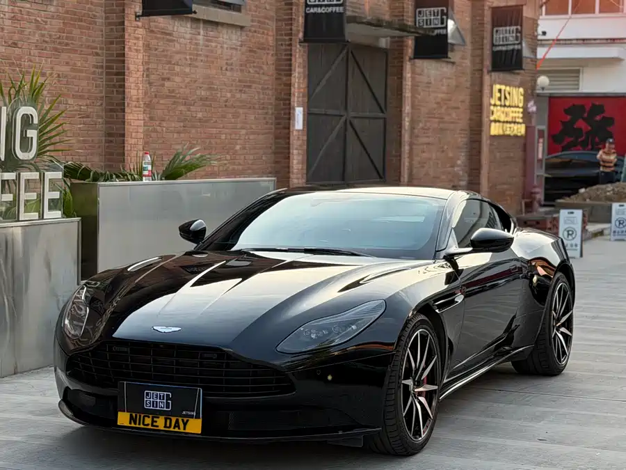 Aston Martin DB11