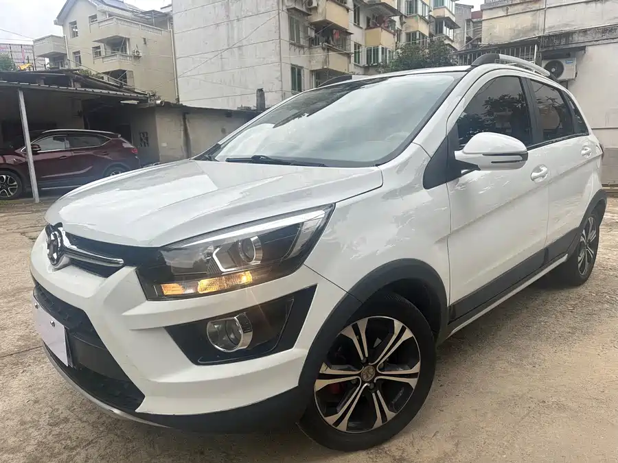 BAIC Saab X25