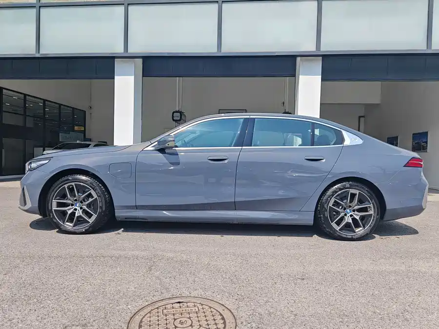 BMW i5