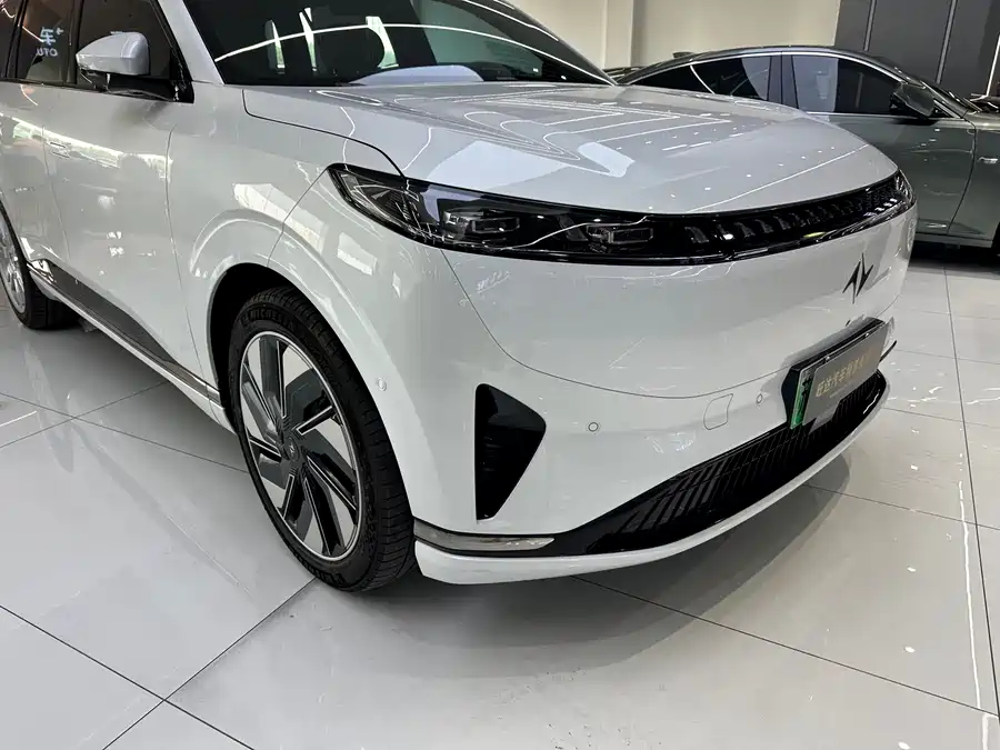 Dongfeng eπ008