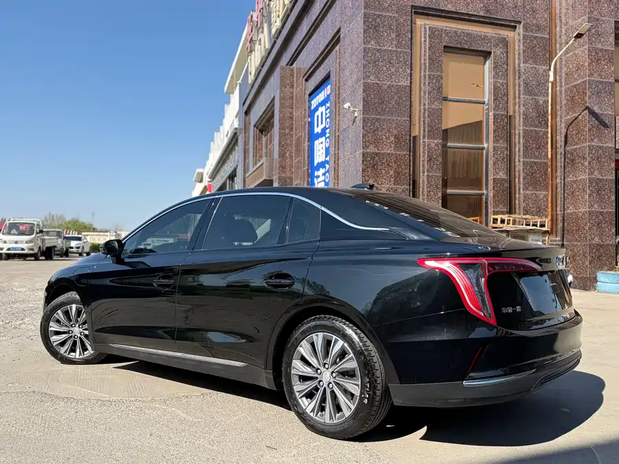 Hongqi E-QM5