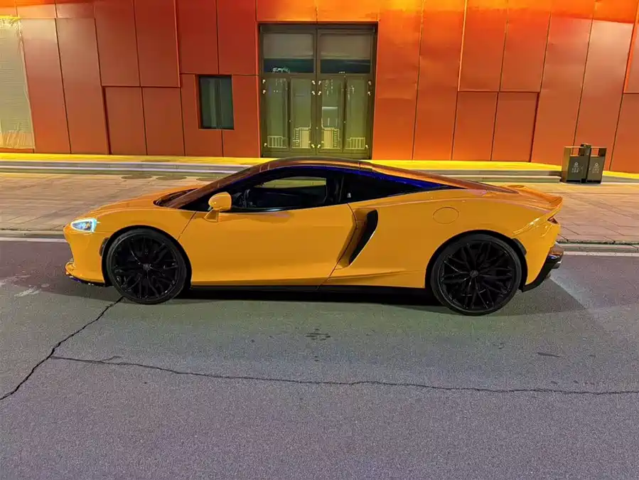 McLaren GT
