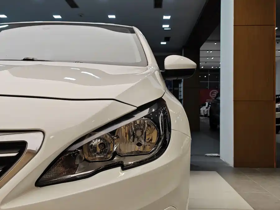 Peugeot 408