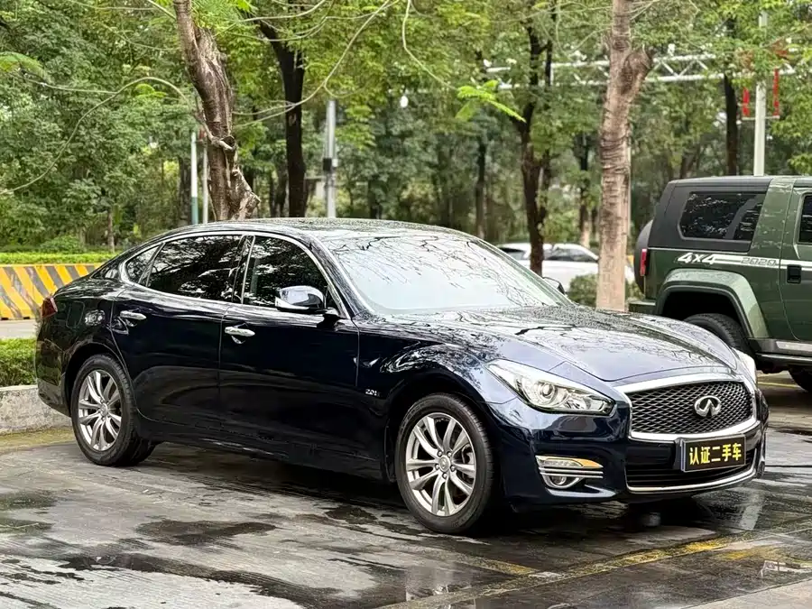 Infiniti Q70
