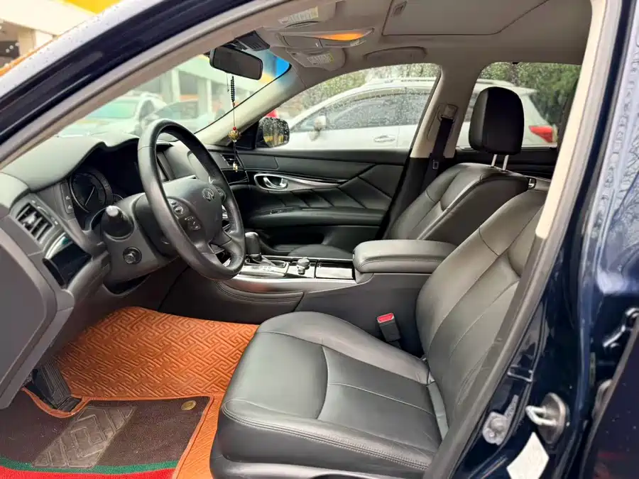 Infiniti Q70