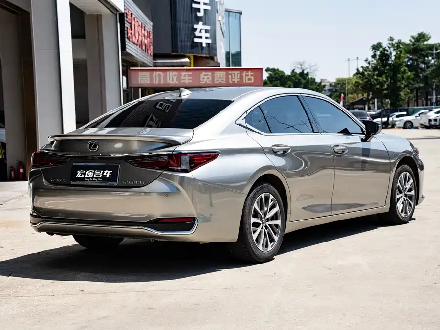 Lexus ES