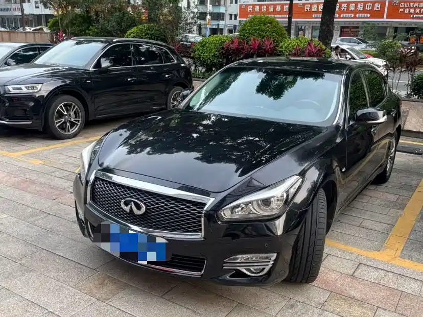 Infiniti Q70