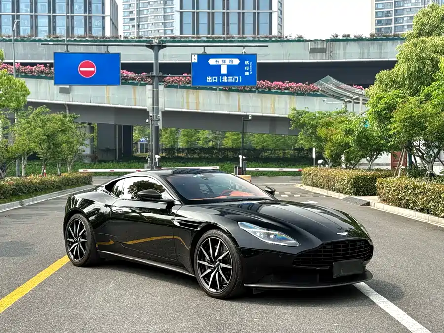 Aston Martin DB11