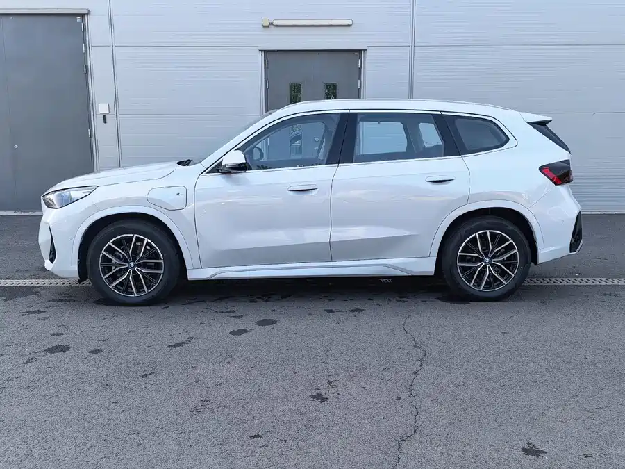 BMW iX1