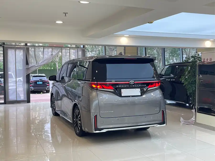 Toyota Crown Vellfire