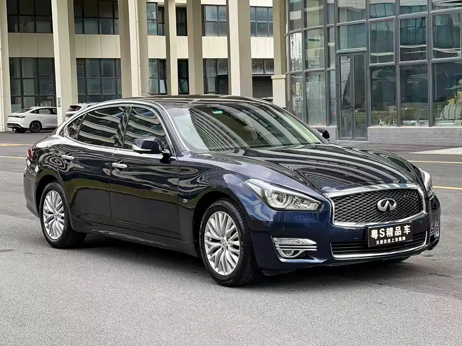 Infiniti Q70