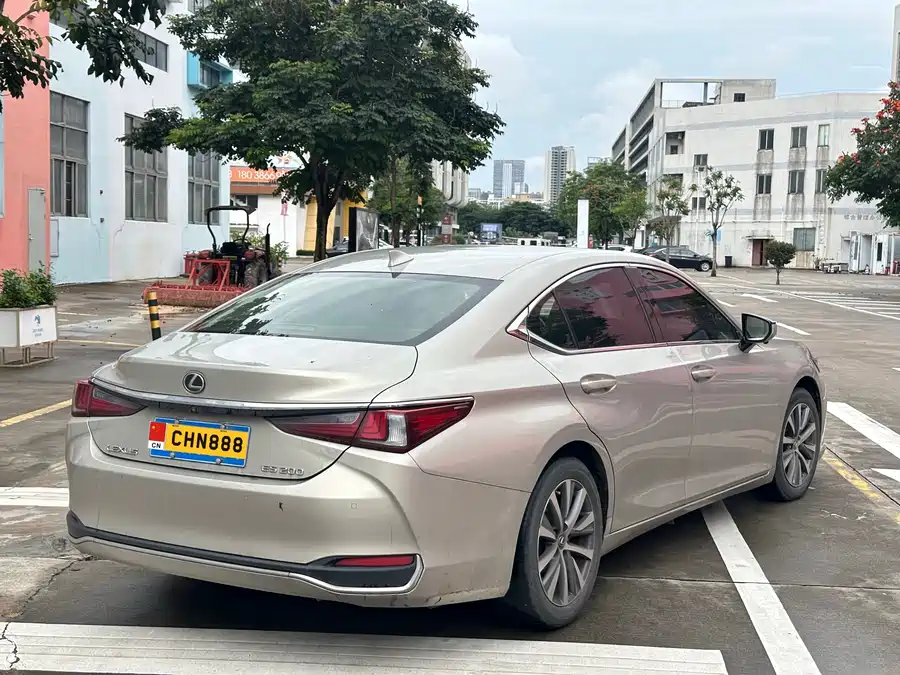Lexus ES
