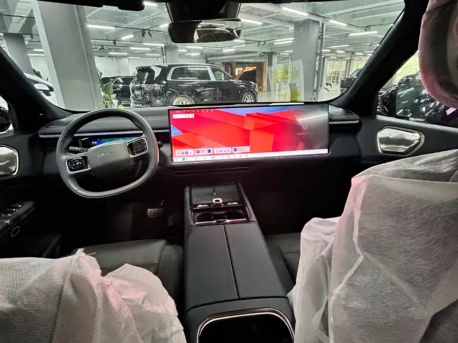 Lynk & Co 900