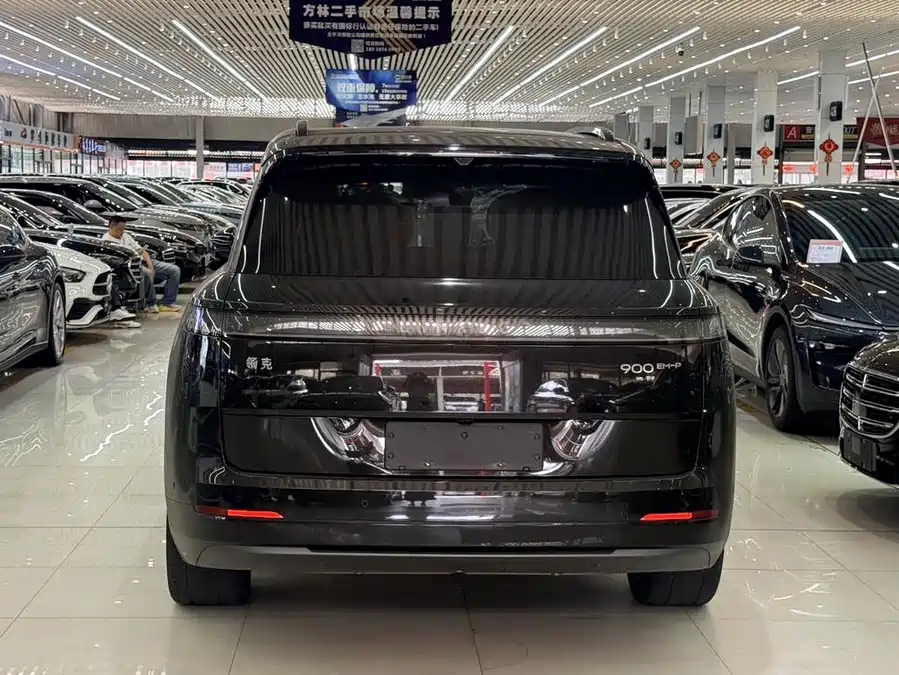 Lynk & Co 900