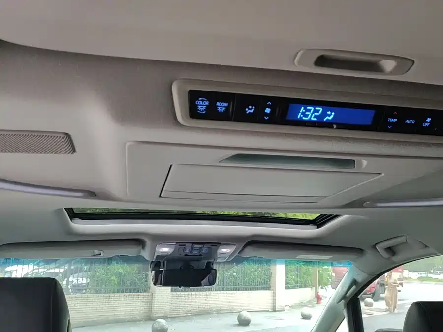 Toyota Crown Vellfire