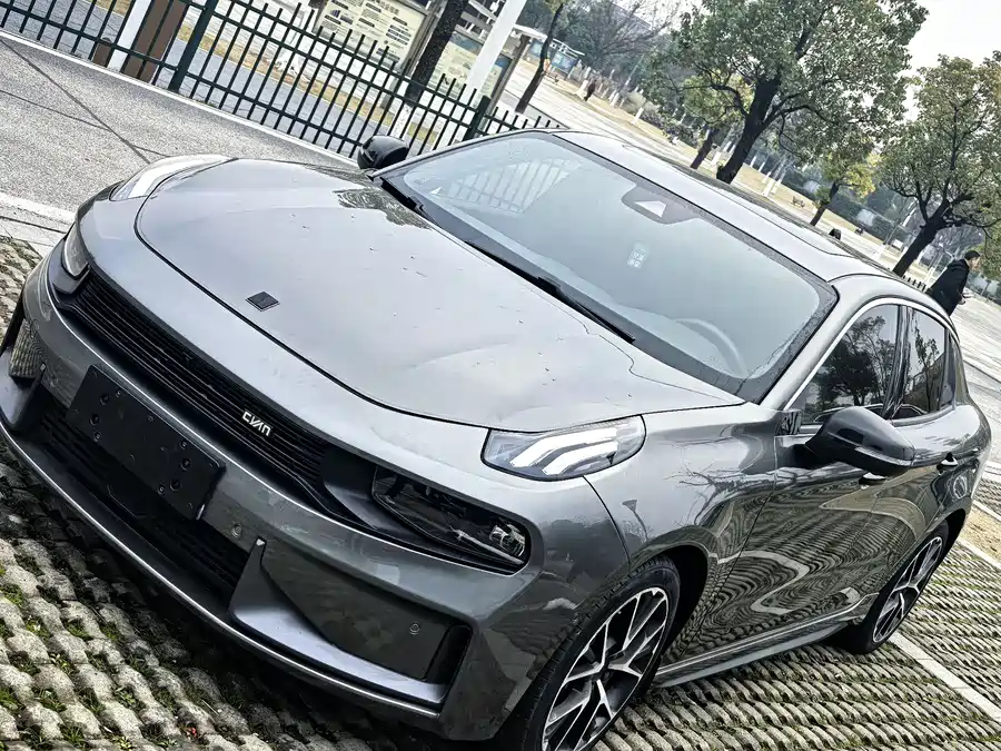 Lynk & Co 03