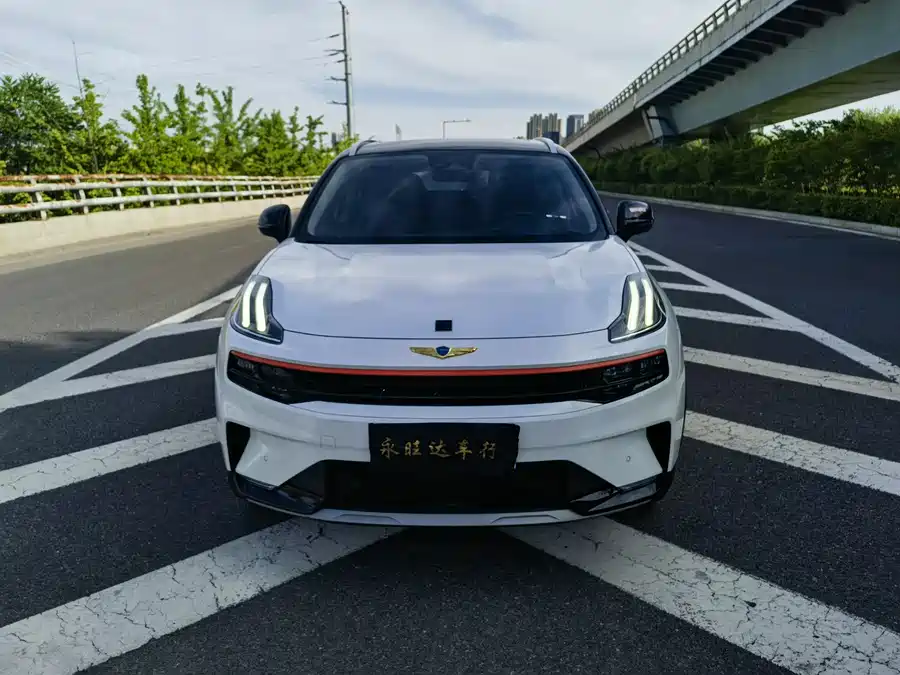 Lynk & Co 06