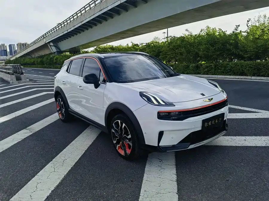 Lynk & Co 06