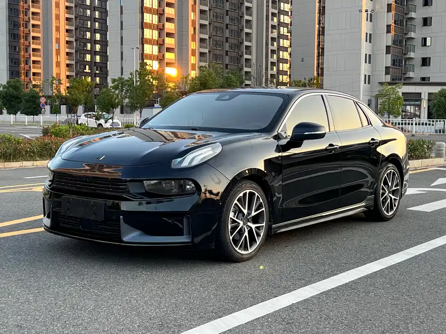 Lynk & Co 03