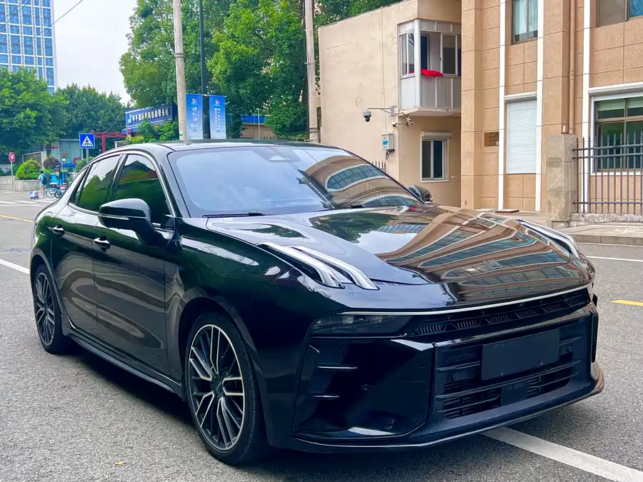 Lynk & Co 03