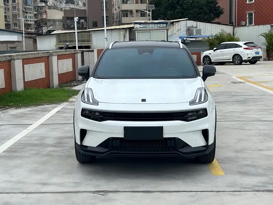 Lynk & Co 06