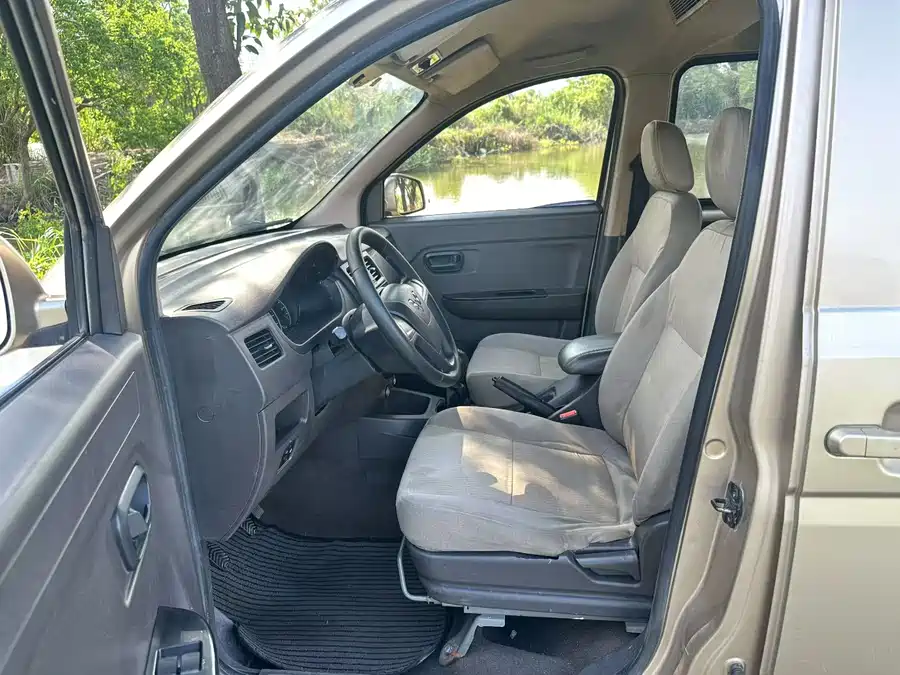 Wuling Rongguang V