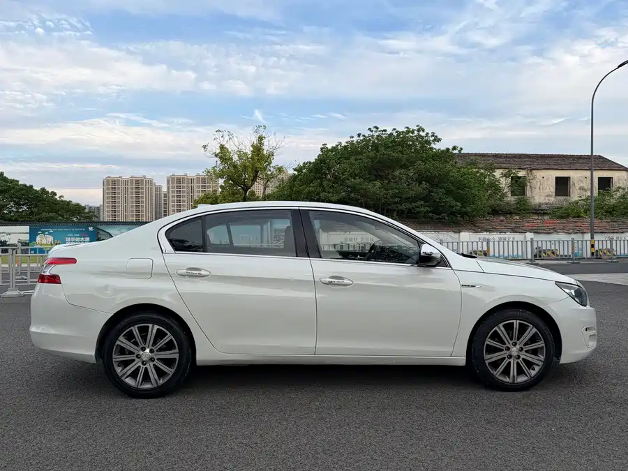 Peugeot 408