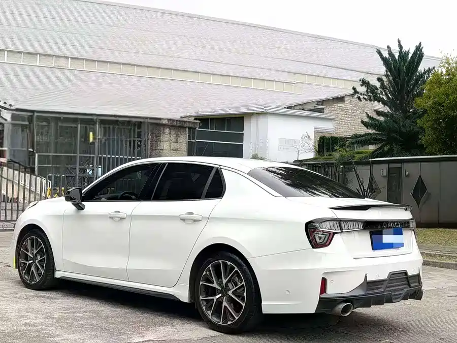 Lynk & Co 03