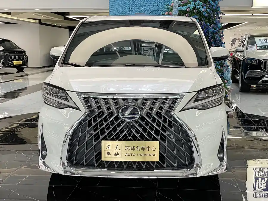 Lexus LM