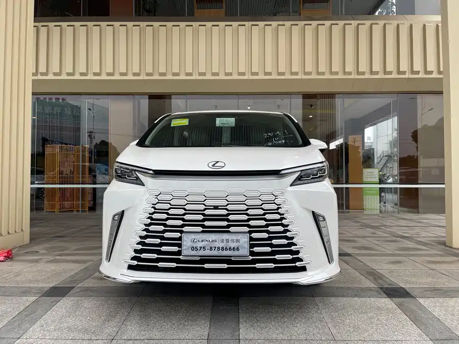 Lexus LM