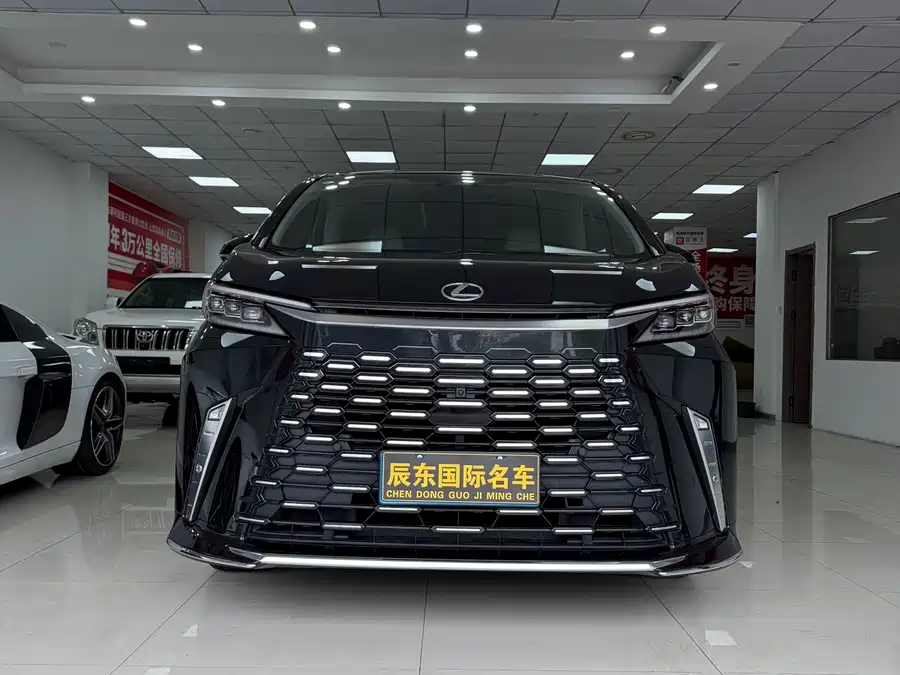 Lexus LM