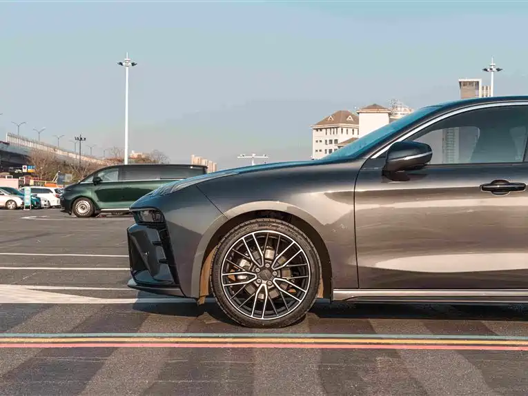 Lynk & Co 03