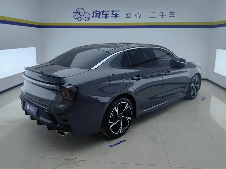 Lynk & Co 03